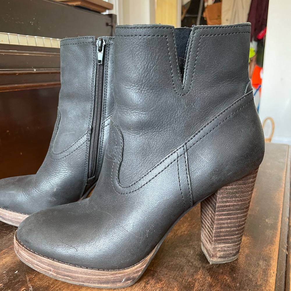 Lucky Brand size 8.5 us 39 eu black leather boots with side zip & stacked heel.